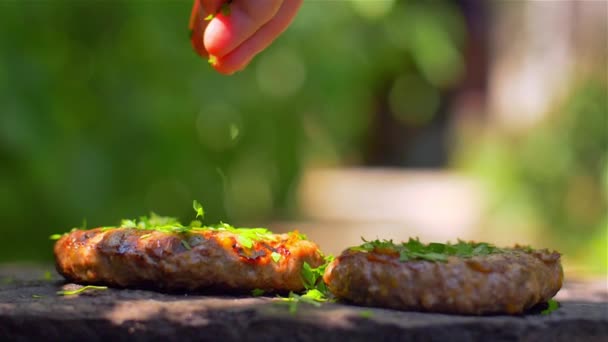 Домашній бургер на грилі, повільний рух — стокове відео