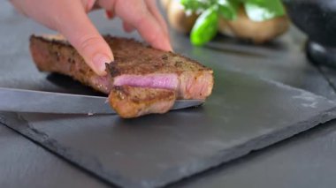 bir bıçak ile dilimlenmiş sığır biftek