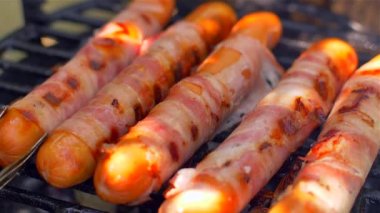 Pastırmalı ızgara sosis. Izgara da kızarmış pastırma ile Sosis