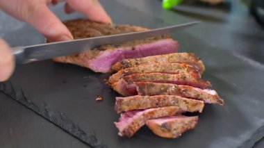 bir bıçak ile dilimlenmiş sığır biftek