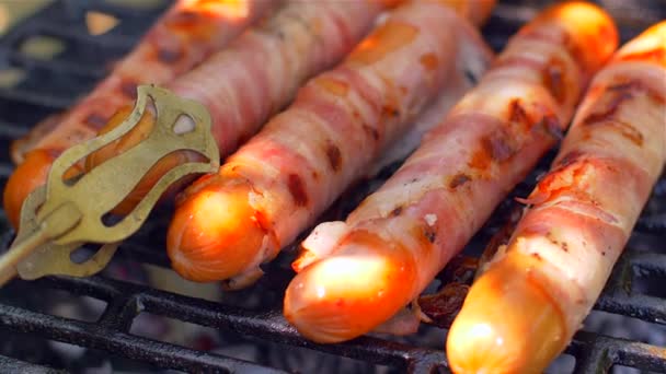 Grillet pølse med bacon. Pølser med bacon stegt på grillen – Stock-video