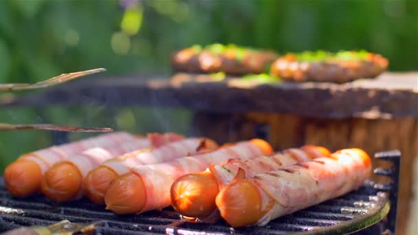 Salsicha grelhada com bacon. Enchidos com bacon frito na grelha — Vídeo de Stock
