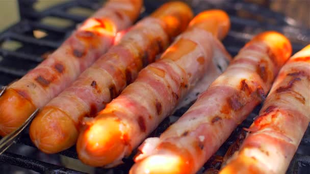 Salsiccia alla griglia con pancetta. Salsicce con pancetta fritta alla griglia — Video Stock