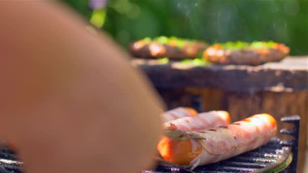 烤香肠加培根。烤架上煎的熏肉 — 图库视频影像