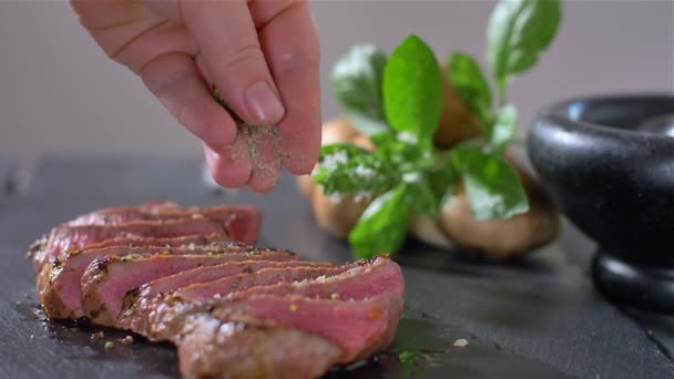 Plátky hovězího steak střední kulinářské — Stock video