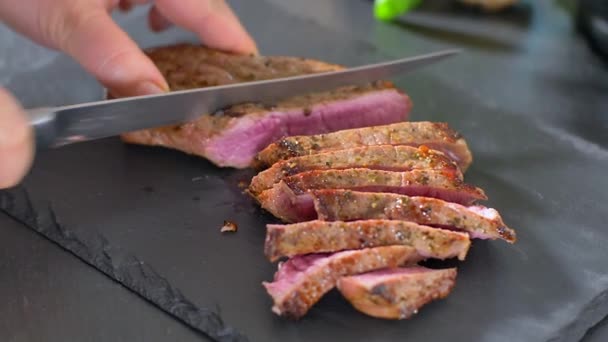 Steak de bœuf tranché avec un couteau — Video