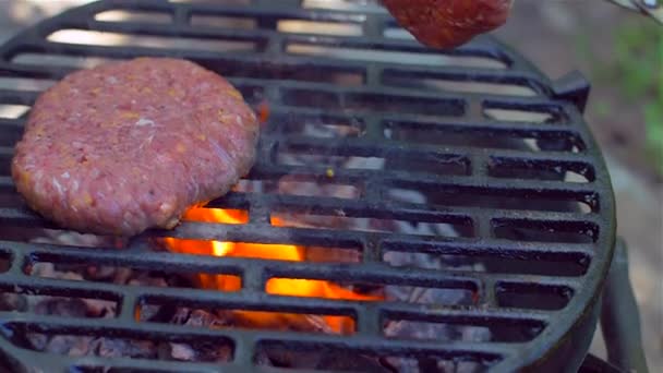 Hamburger fatto in casa su una griglia, rallentatore — Video Stock