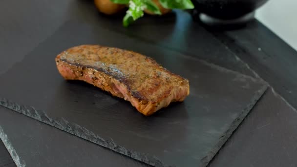 Rindersteak mit Messer in Scheiben geschnitten — Stockvideo