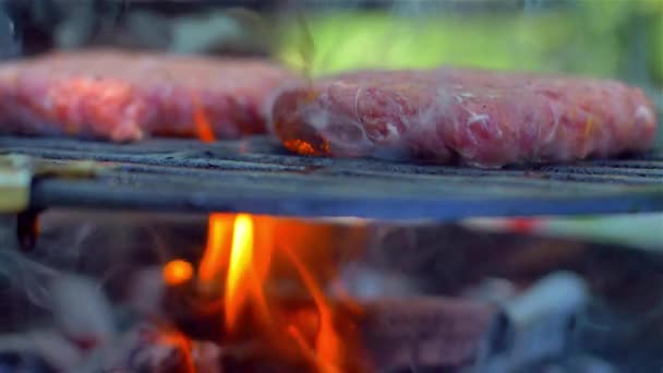 Hemlagad hamburgare på grill, slow motion — Stockvideo