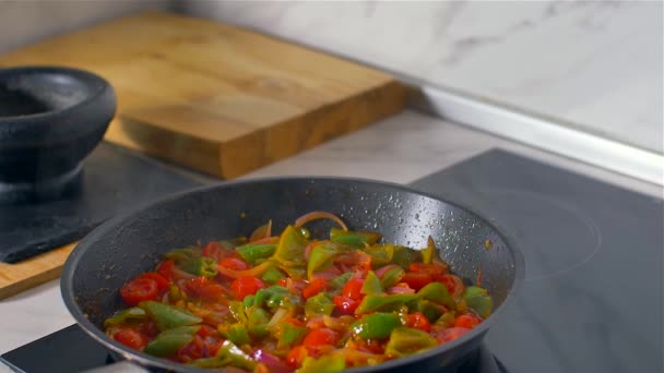 シェフが健康的な有機新鮮な野菜を鍋で調理する. — ストック動画