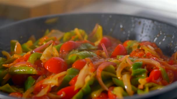 厨师在厨房工作，混合五颜六色的蔬菜在平底锅中烤. — 图库视频影像