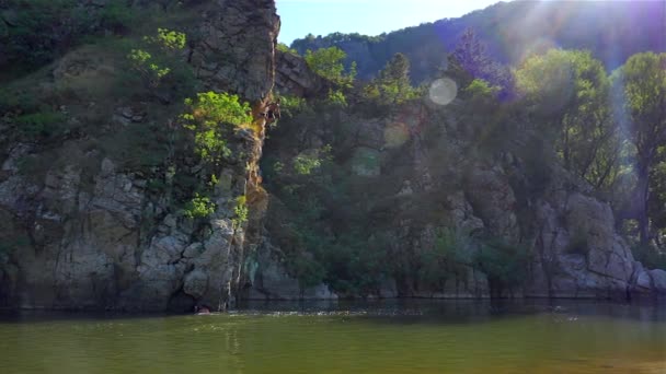 Un niño saltó al río desde las altas rocas — Vídeo de stock