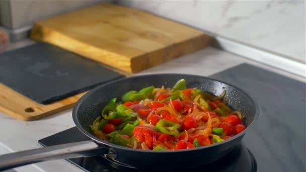 Шеф-кухар готує здоровий органічний свіжий овоч на сковороді . — стокове відео