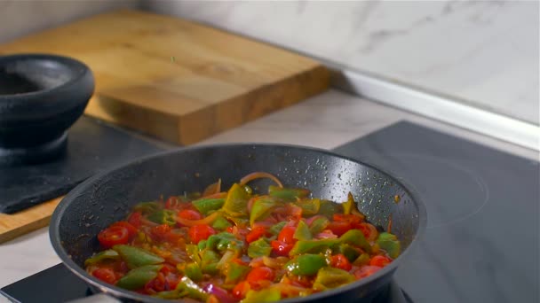 요리사는 얇게 썬 야채에 기름을 추가합니다. 슬로우 모션 — 비디오