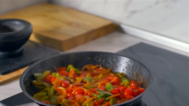 Cuoco che cucina verdure fresche biologiche in una padella . — Video Stock