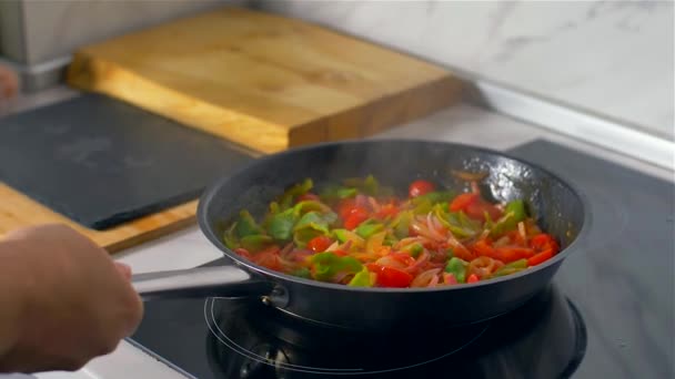 A szakács megmozdul a zöldségeket a serpenyőbe. Lassított mozgás — Stock videók