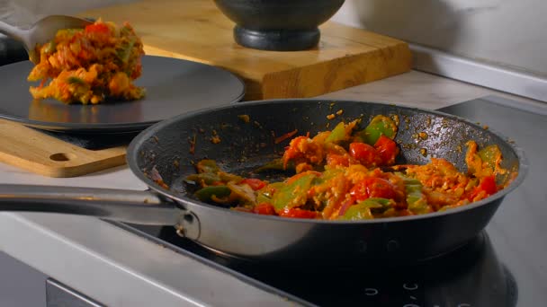 De kok serveert een vegetarisch gerecht op een zwarte plaat — Stockvideo