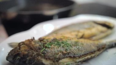 Taze çipura sunumu ızgarada pişmeye hazır.