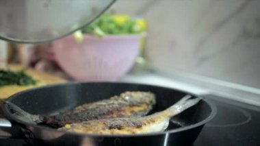 Taze çipura sunumu ızgarada pişmeye hazır.