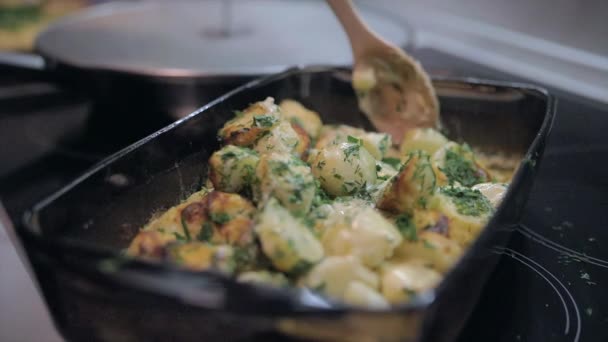 1920x1080 Chef grinds pepper, garnishes, flips sauteed potatoes. — Stock Video