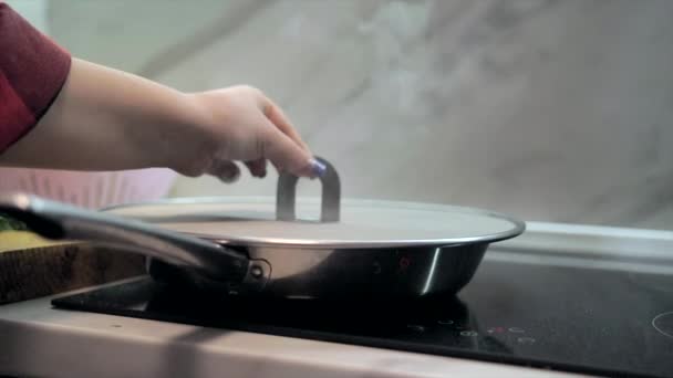 Презентація свіжого морського ляща на сковороді готовий до приготування — стокове відео