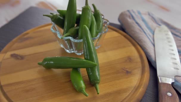 Chef i kök blandning och malning koriander, röd lök, och en jalapeno för guacamole. — Stockvideo