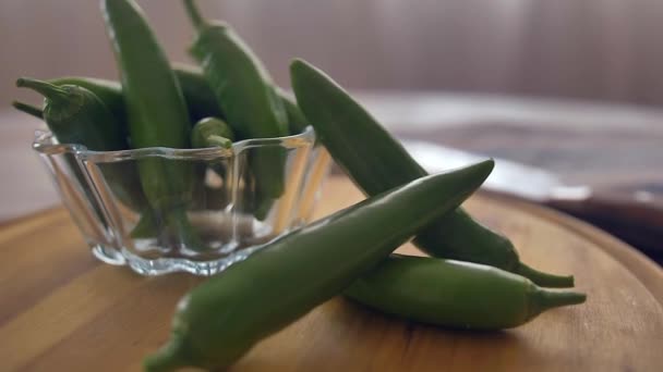 Chef en cocina mezclando y picando cilantro, cebolla roja, y un jalapeño para guacamole . — Vídeo de stock