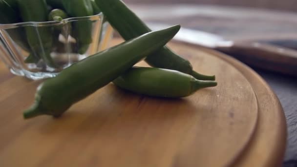 Chef in keuken mengen en gehakt koriander, rode ui, en een jalapeno voor guacamole. — Stockvideo