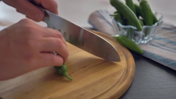 Szakács a konyhában keverés és darálás cilantro, vöröshagyma, és egy jalapeno a guacamole. — Stock videók