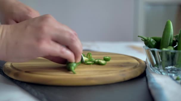 Aşçı mutfakta kişniş, kırmızı soğan ve guacamole için jalapeno karıştırıyor.. — Stok video