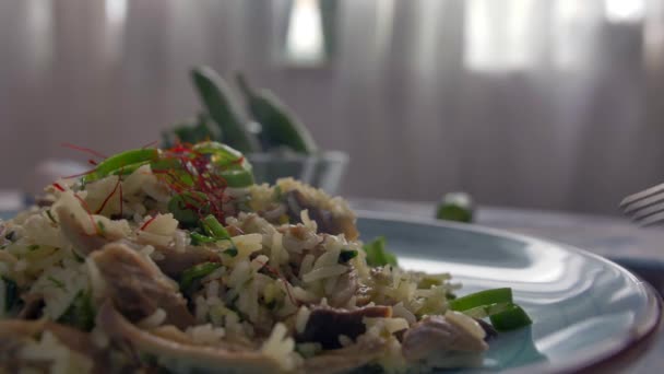 Carne caliente y picante con azafrán y arroz cúrcuma comiendo a mano — Vídeo de stock