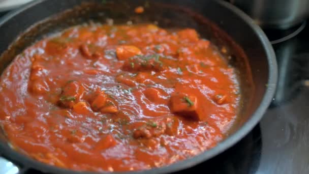 Блюда из макарон, приготовленные по традиции со свежими итальянскими помидорами, тунцом — стоковое видео