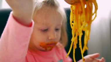 Spagetti yiyen bir çocuğun portresini yakından çek.
