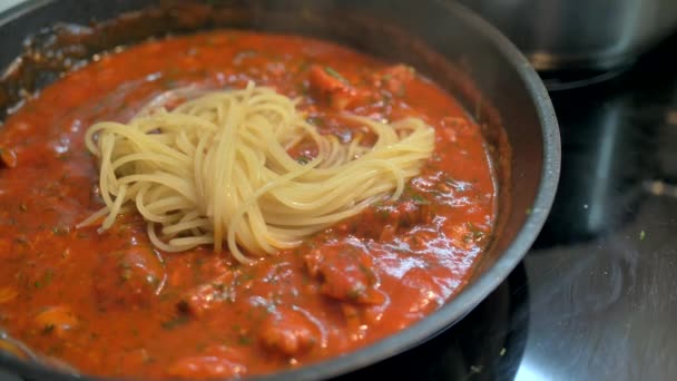 4K блюдо пасты приготовленные по традиции со свежими итальянскими помидорами, тунцом, крупным планом — стоковое видео