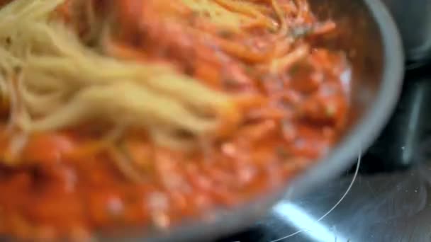 4K plato de pasta cocinada a la tradición con tomate italiano fresco, atún, primer plano — Vídeos de Stock