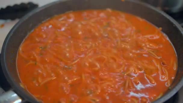 4K dish of pasta cooked to tradition with fresh Italian tomato, tuna, close-up — Stock Video