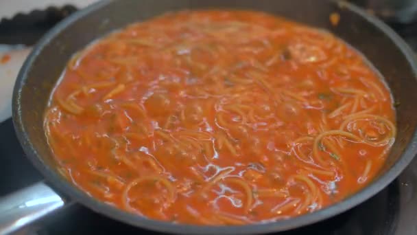 4K maträtt av pasta tillagad till tradition med färsk italiensk tomat, tonfisk, närbild — Stockvideo