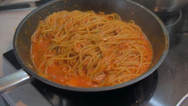 4K plato de pasta cocinada a la tradición con tomate italiano fresco, atún, primer plano — Vídeo de stock