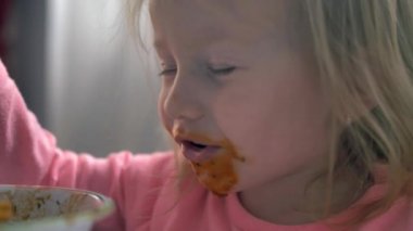 Spagetti yiyen bir çocuğun portresini yakından çek.