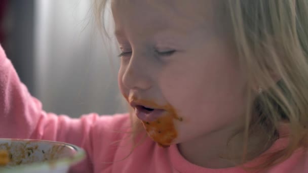 Close up retrato de uma criança menina come espaguete com — Vídeo de Stock