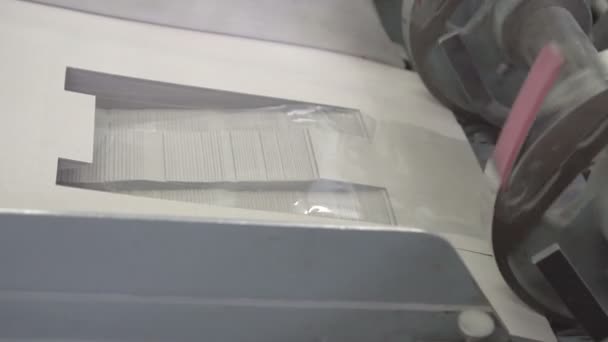 Polyethylenfolie auf die Schachtel kleben — Stockvideo