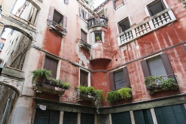 bir ev güzel balkon ve Venedik'te çiçeklerle