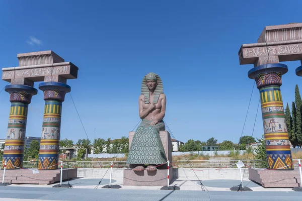 Tahta sütunları ve Firavun Mısır kemer