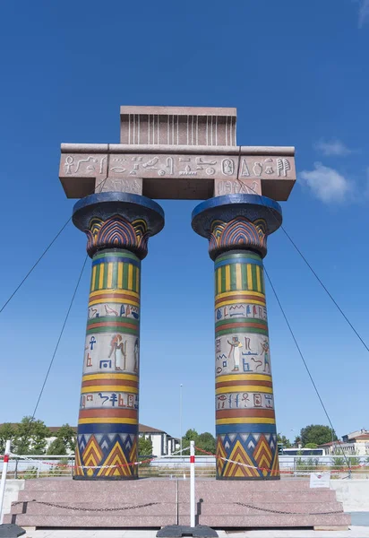 Verona sütunlarla Mısır kemer