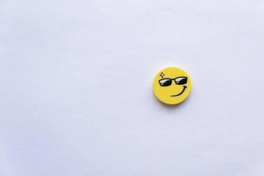 Silgi arka planda izole edilmiş, duygu silgisiyle tamamen serin. serin silgi