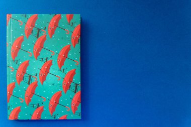 Mavi arka planda güzel bir not defteri. dizayn edilmiş defter kapağı. Metin için boşluk