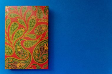 Mavi arka planda güzel bir not defteri. dizayn edilmiş defter kapağı. Metin için boşluk