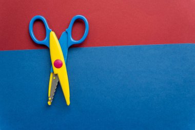 renkli kırtasiye makası renkli arkaplanı kapat