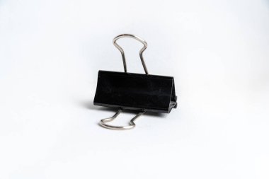 Kırtasiye klibi arka grupta izole edildi