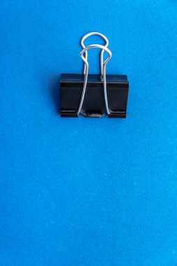 Kırtasiye klibi mavi arkaplanda izole edildi